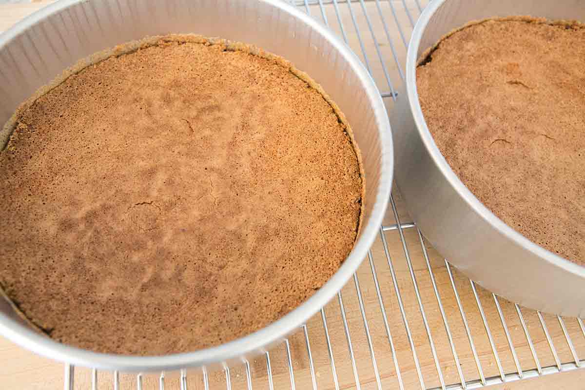 bake cake for walnut mocha torte
