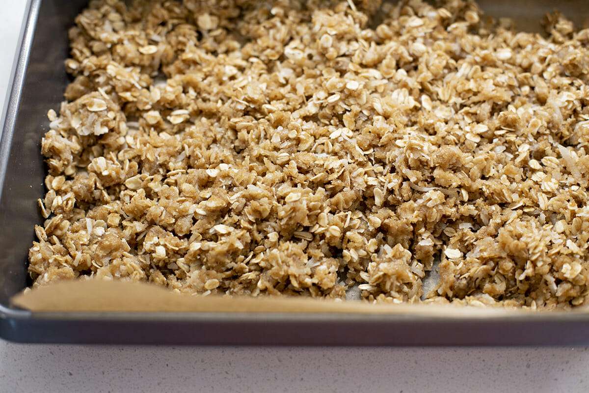 how to spread Caramelita bars with oats in pan