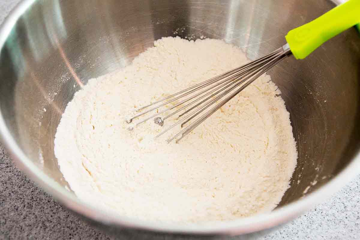 whisk dry ingredients for pound cake batter