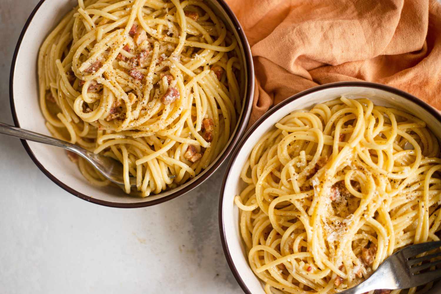 Spaghetti Carbonara in 2 bowls with forks