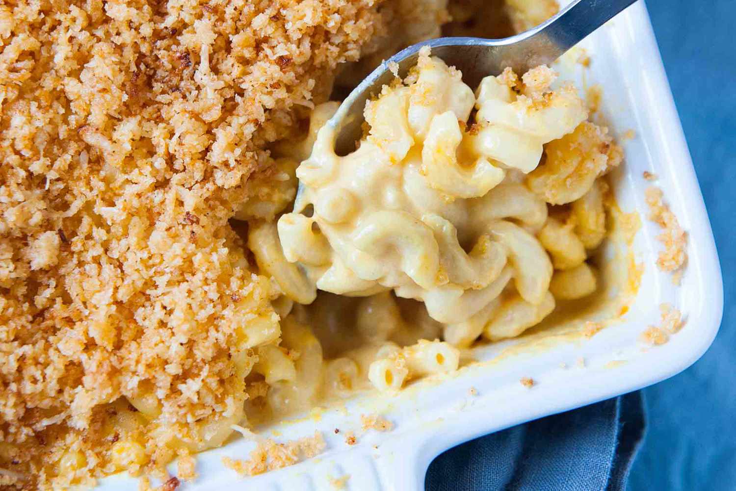 baked macaroni and cheese with bread crumb topping