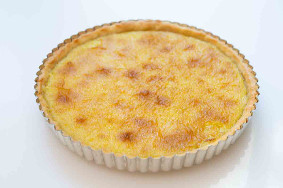 Color of perfect cooked lemon tart