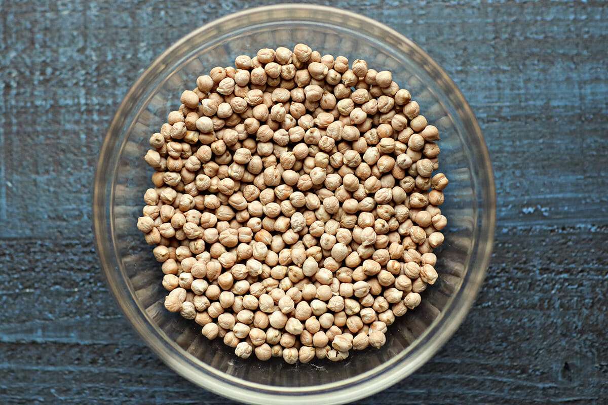 Dried chickpeas in a glass bowl