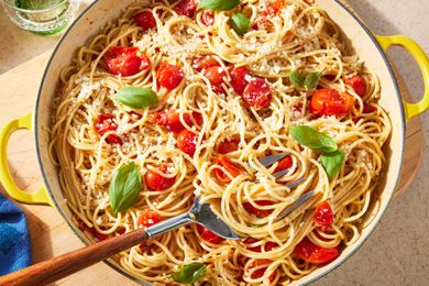 easy pasta pomodoro in a dutch oven