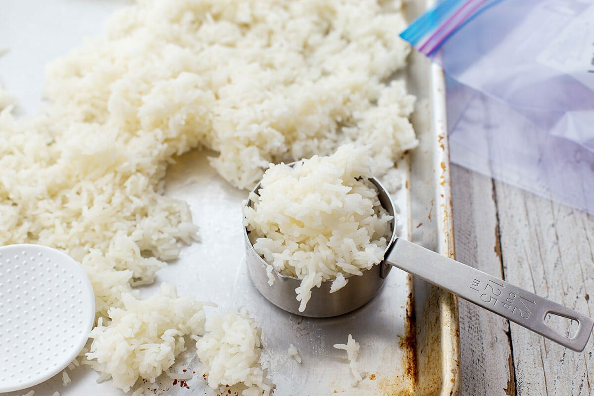 Reheat Rice scoop into plastic bags