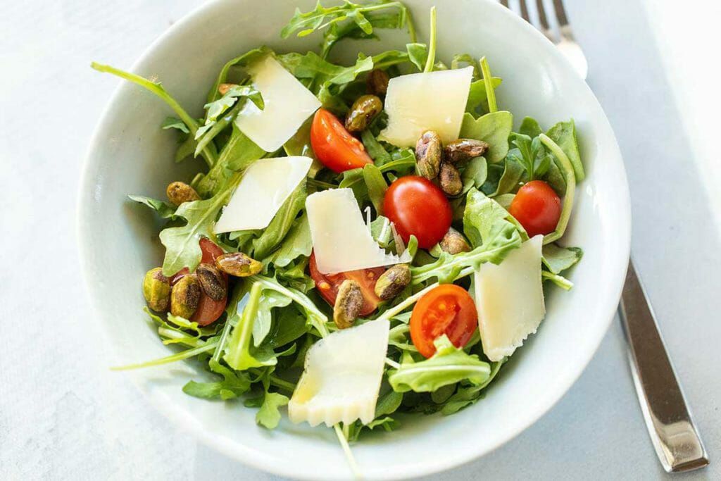 Arugula salad with tomatoes and cheese