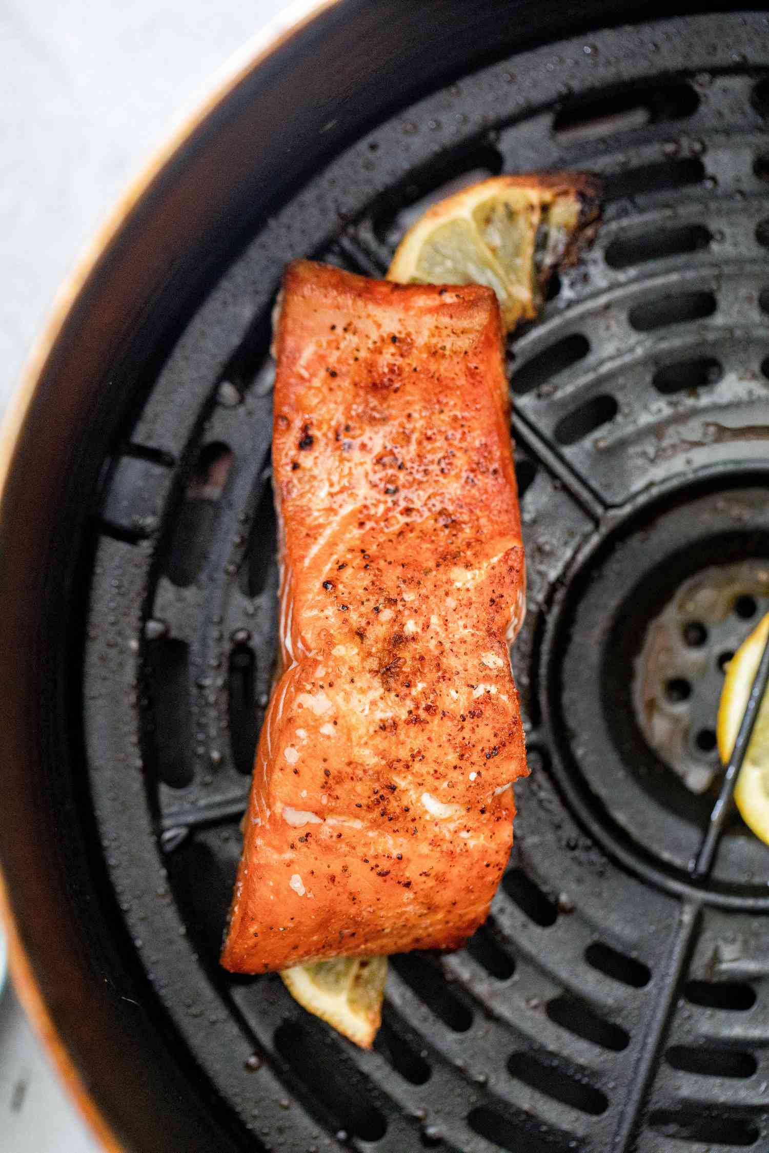 Salmon and Lemon Slices in Air Fryer