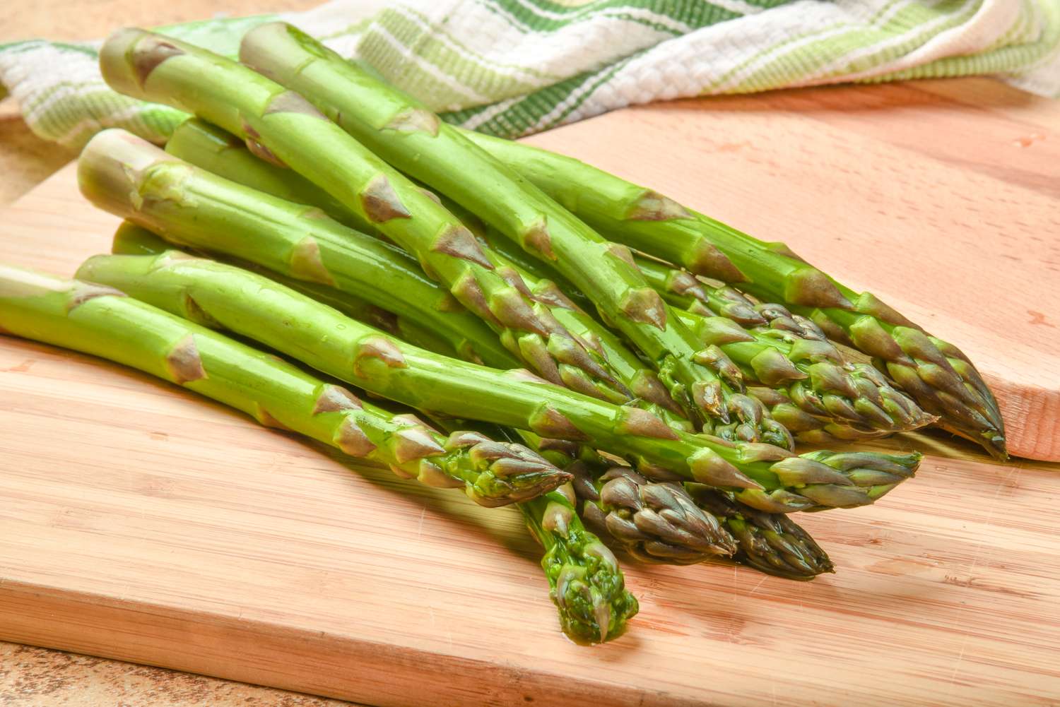 Sideview of fresh asparagus on a cutting board