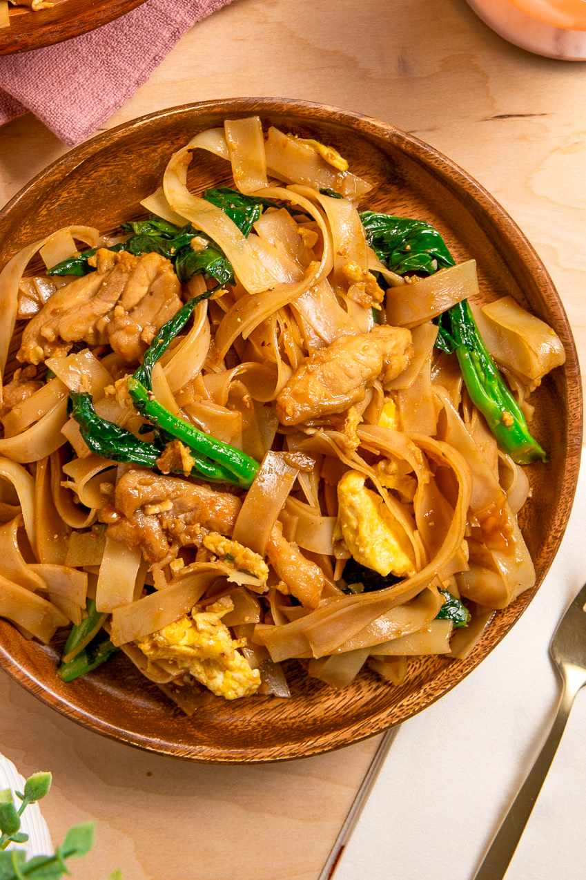 pad see ew in a bowl