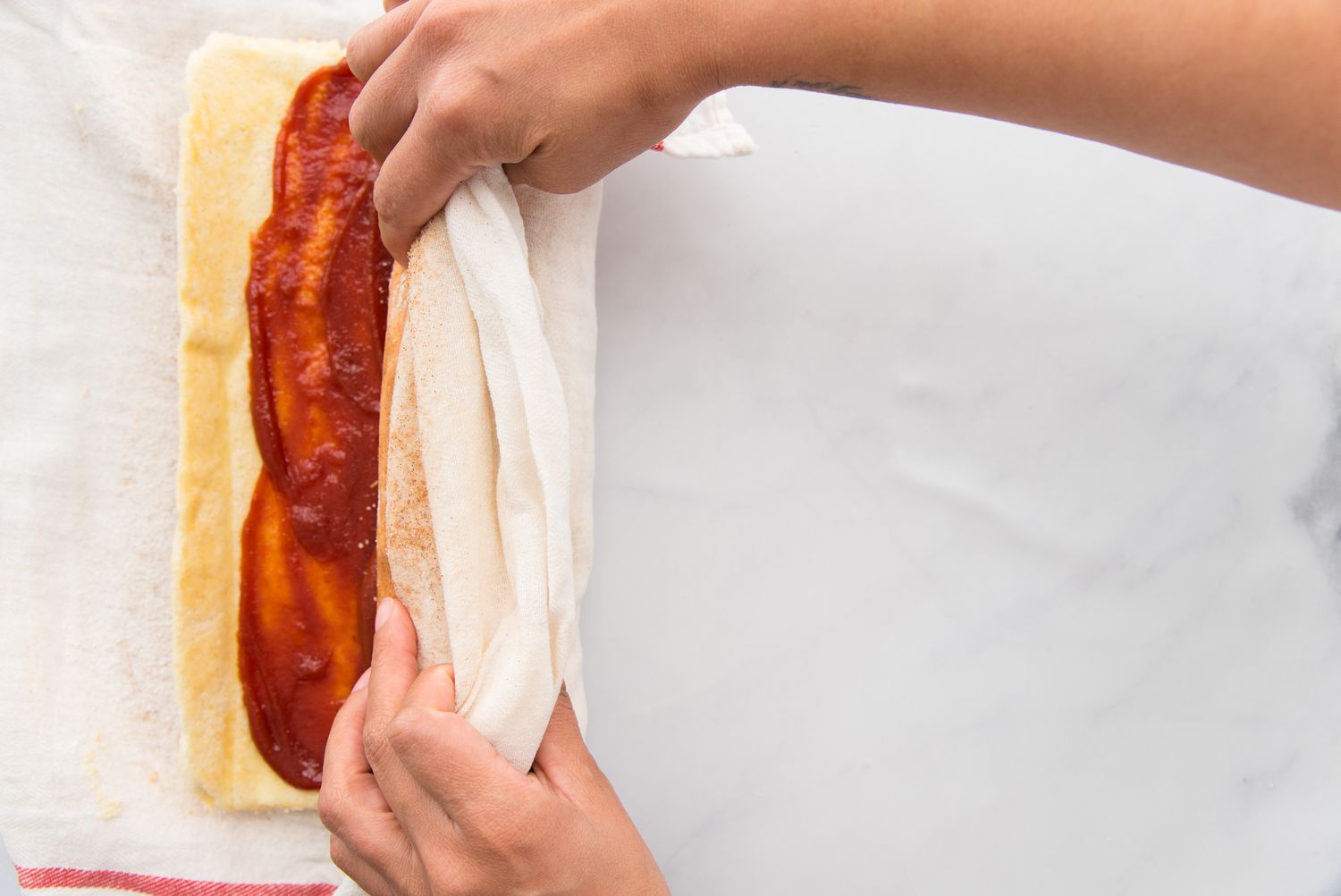 Rolling up filled Roll Cake with Guava Jelly.