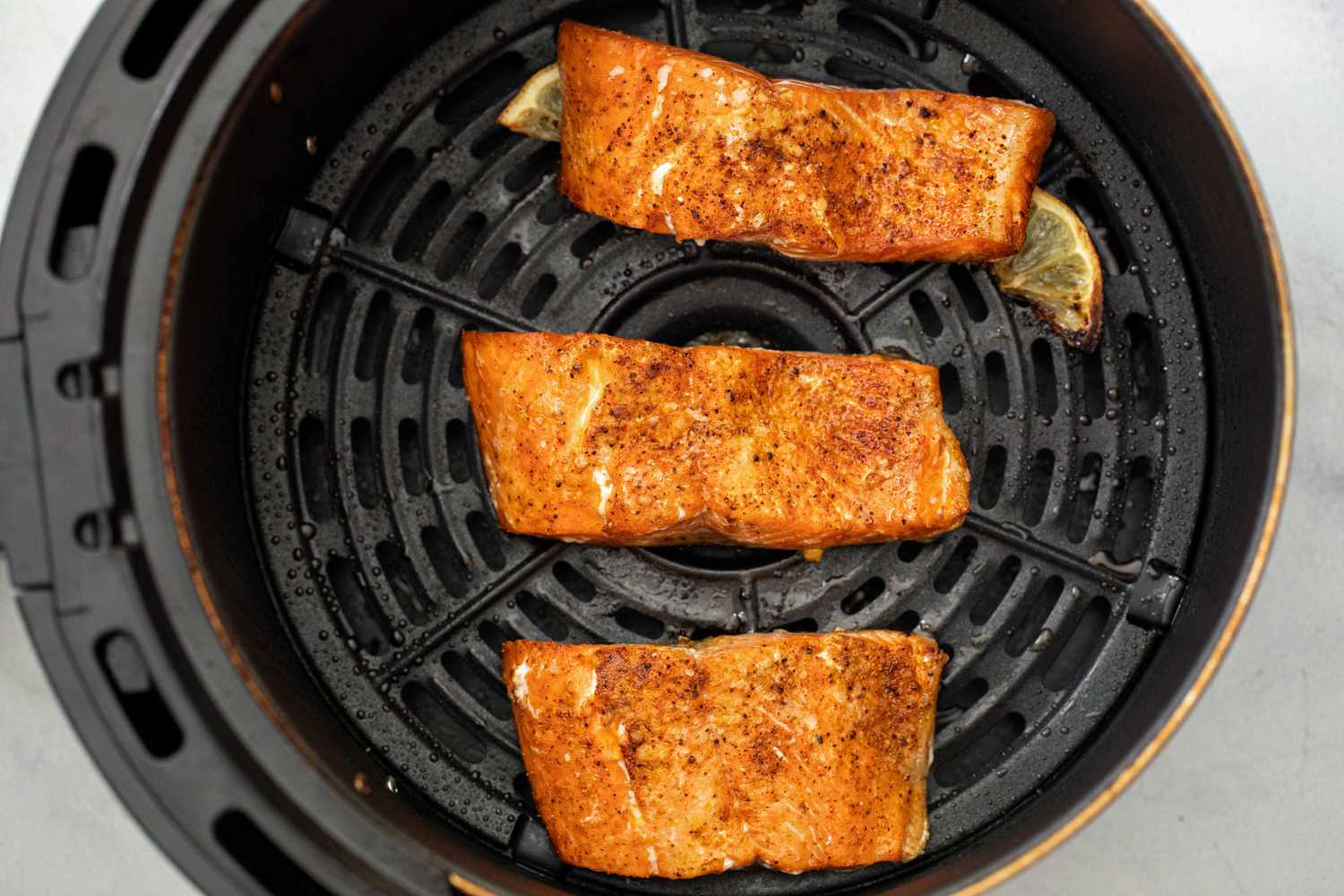 Salmon with Lemon Slices in Air Fryer