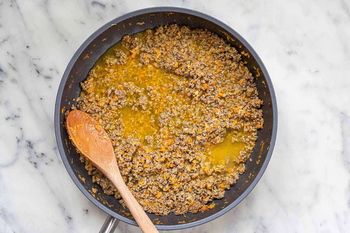 Seasoning ground beef to make fast and easy bolognese sauce