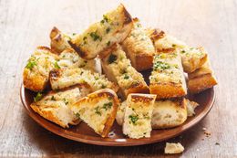 a plate of garlic bread