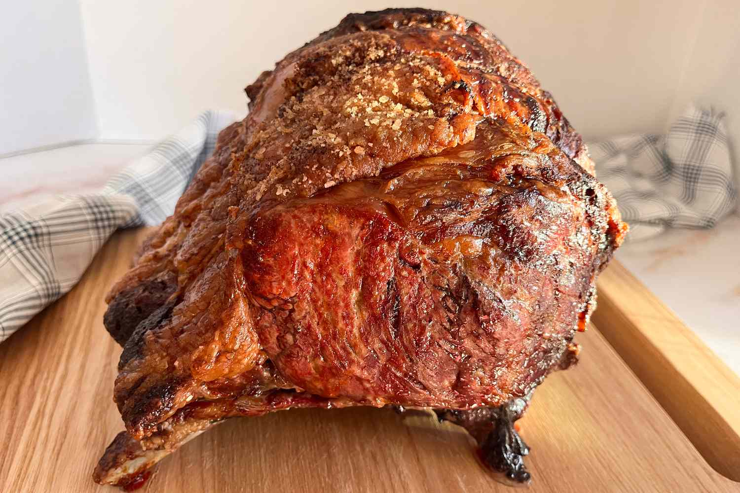 A rack of cooked prime rib sitting on a cutting board