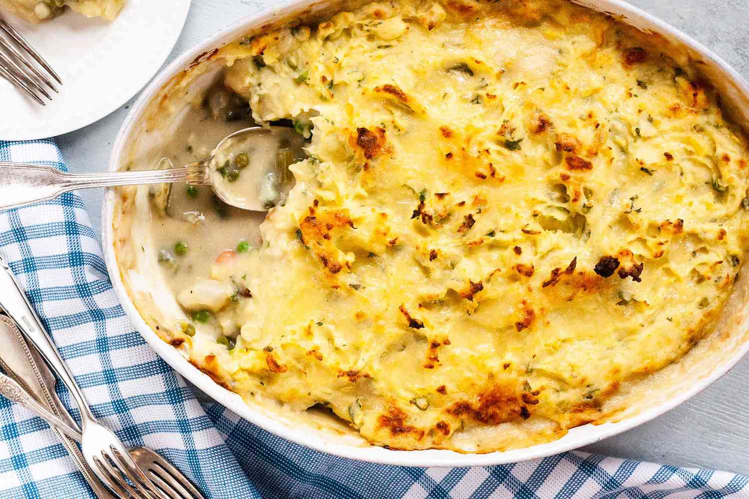Easy Vegetarian Cottage Pie: shot of white casserole dishw filled with sheperds pie.