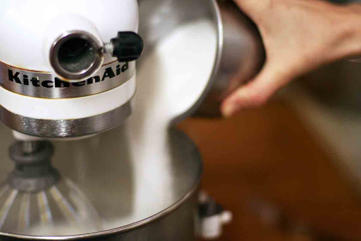 add sugar to pavlova meringue in mixer
