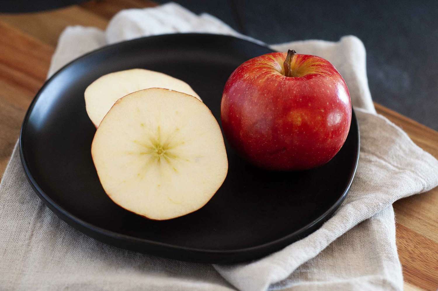 A guide to fall apples shows two Gala apples on a plate. The apple to the left is sliced horizontally to show the inside of the apple.