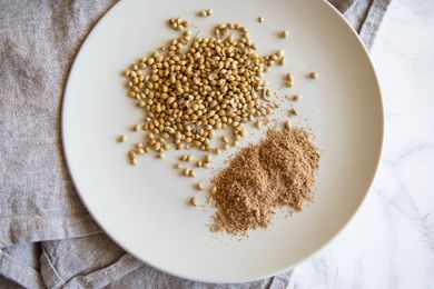 Ground and whole coriander