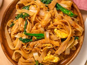 close-up: pad see ew on a plate