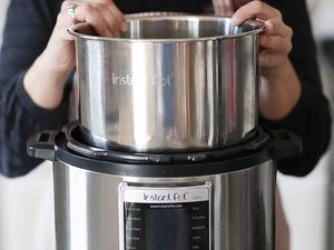 Guide to the Instant Pot - How to insert the inner pot