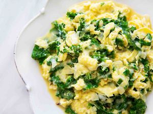 scrambled eggs with kale and mozzarella