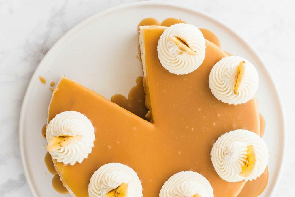 Easy Banoffee Cheesecake - pie with whipped cream and toffee sauce