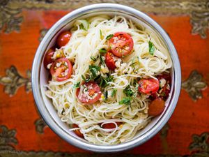 Angel Hair Pasta with Clams and Cherry Tomatoes