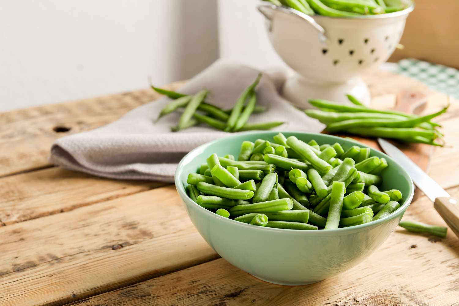 bowl of green beans, ends snapped