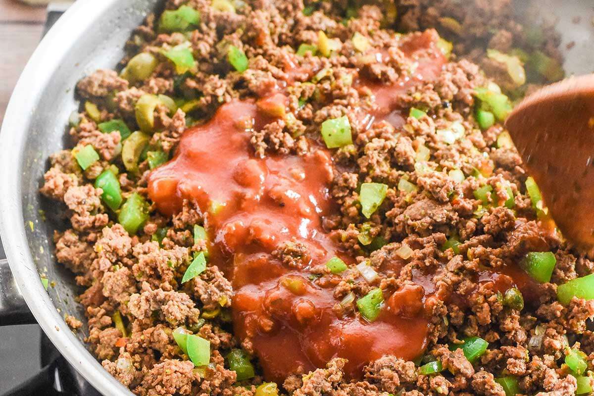 How to Make Pastelon add the tomato sauce