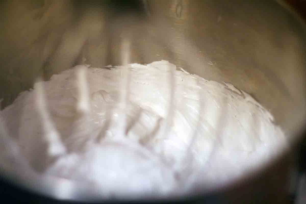 whip pavlova meringue to stiff peaks