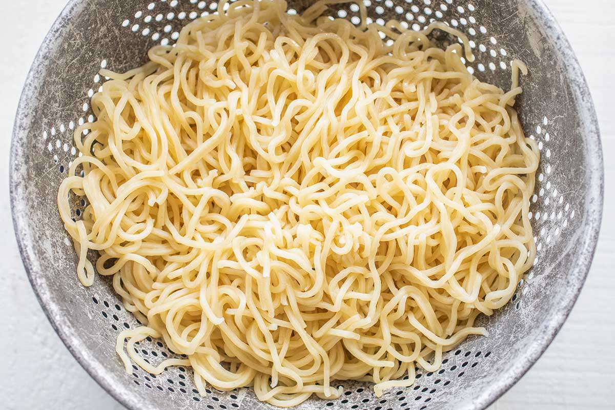 Noodles for easy vegetalbe Lo Mein draining in a colander.