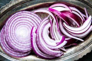 How to slice an onion