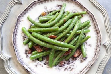 Green beans, sauteed with bacon and served on a plate