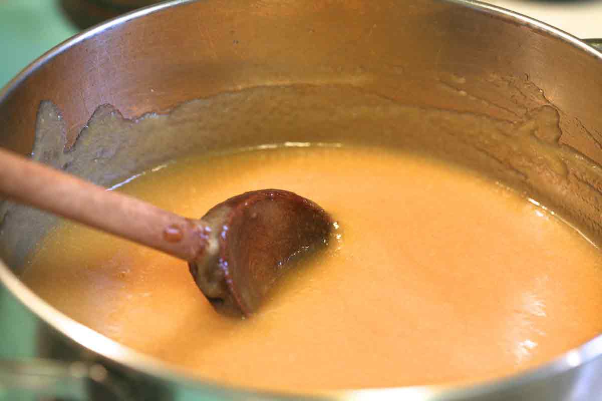 cook puree for quince paste